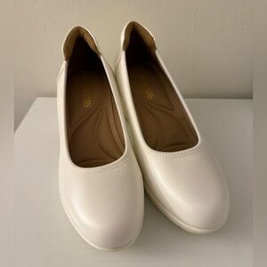 Never worn white comfy work heels